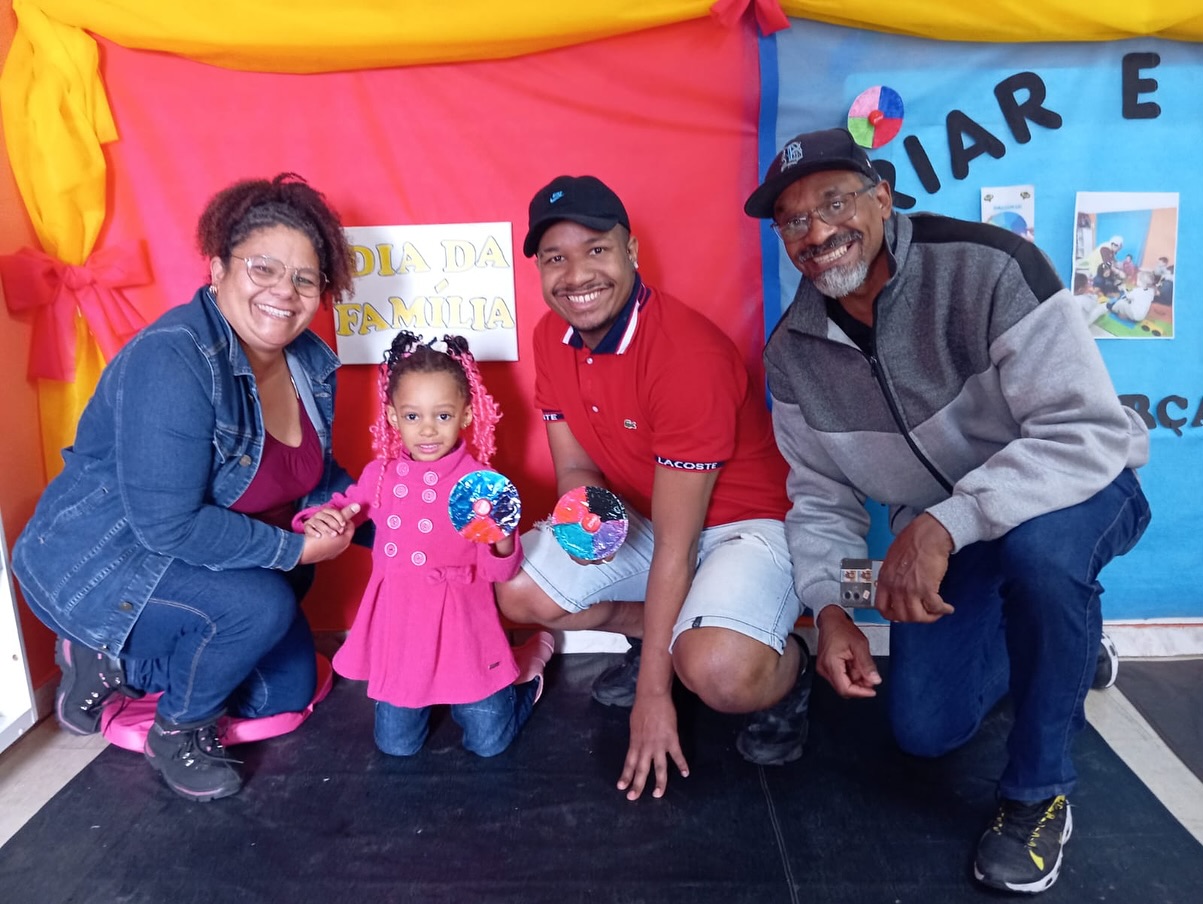 Pais participando de atividades com os filhos