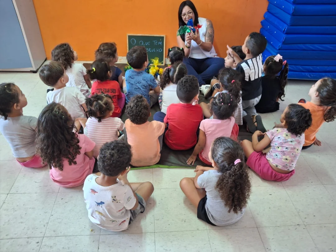 Crianças em atividade do que está dentro do embrulho